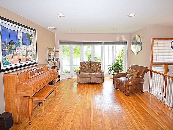5th image of 3224 Waterbury Dr