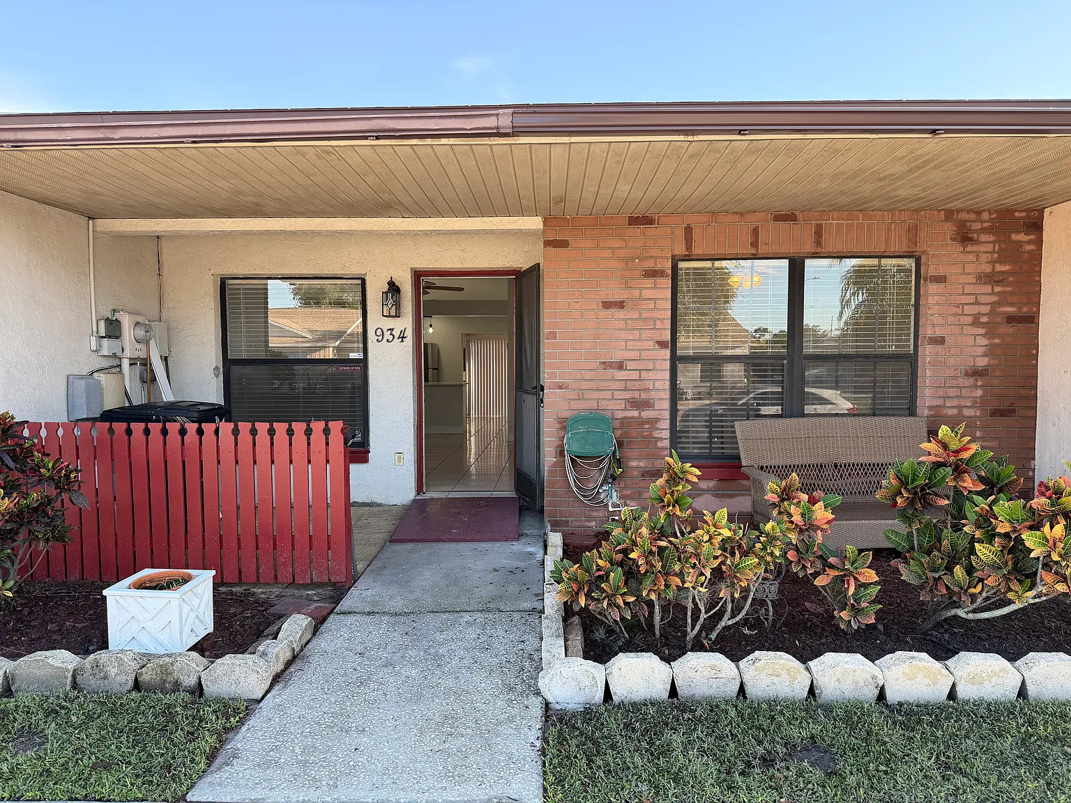 3 bed, 841 sqft, $2,100 — Photo 1