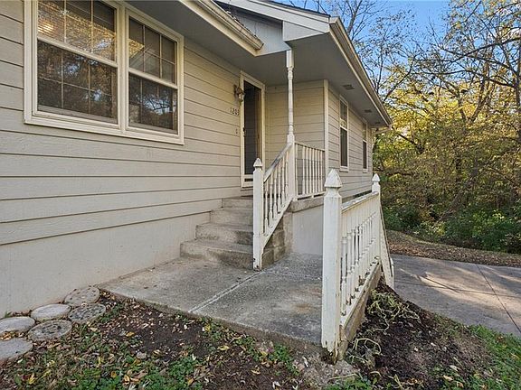 3rd image of 1203 Magnolia Ave W