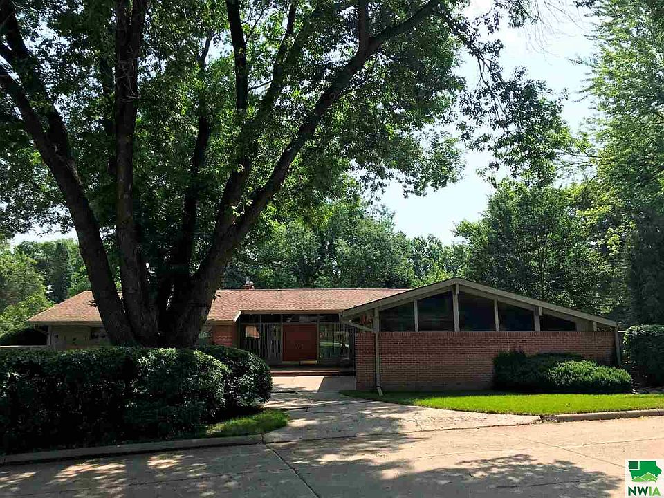 1st image of 800 S Greenwood Dr