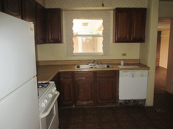2nd image of 9925 W Fullerton Ave