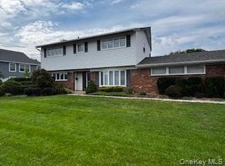 17 Shelley Dr, Massapequa, NY 11758
