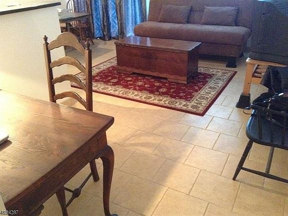 5th image of 9 Sugar Loaf Ct Unit 4