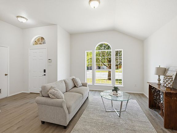 5th image of 121 Kings Way Dr