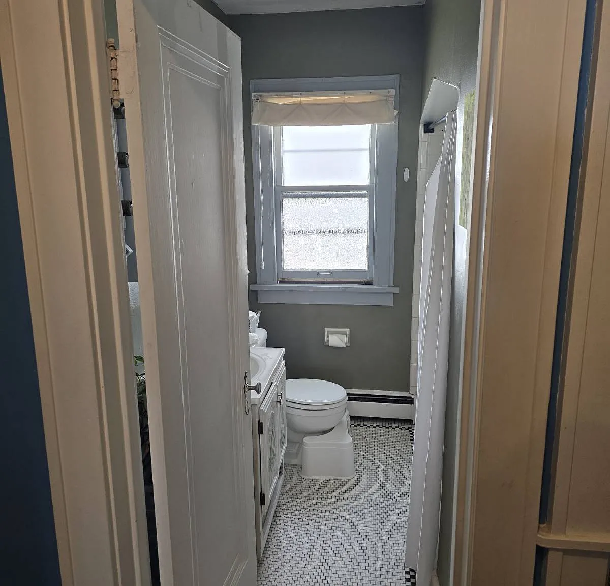 3 bed, 12000 sqft, $1,700 — Photo 1
