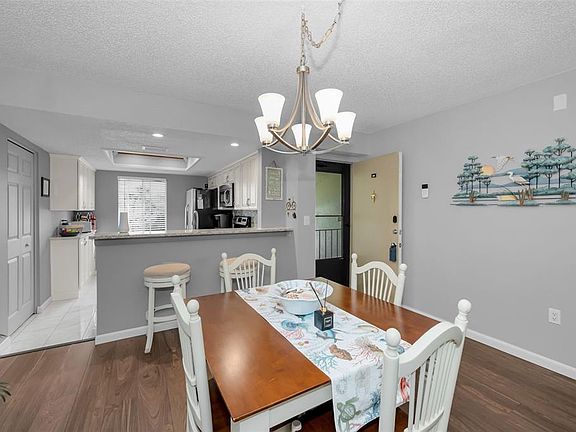 4th image of 110 CYPRESS CT #3-82
