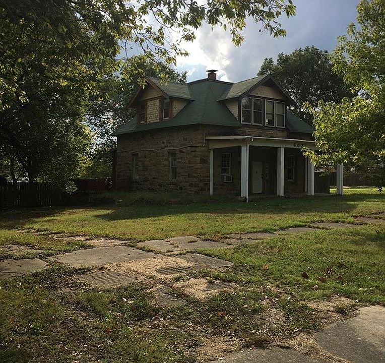 1st image of 602 E Adams Ave