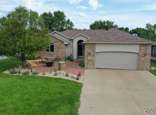 508 Par Tee Dr, Hartford, SD 57033