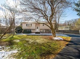 3 Clara Ct, New Windsor, NY 12553