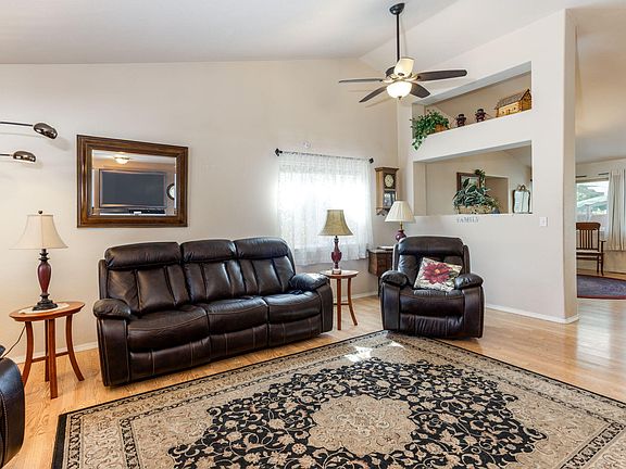 5th image of 858 NW Poplar Pl
