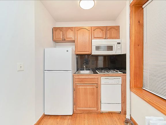 3rd image of 319 E 95th St