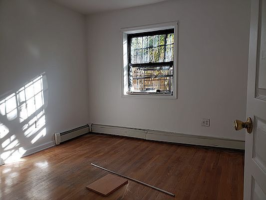 5th image of 704A Willoughby Ave #1F