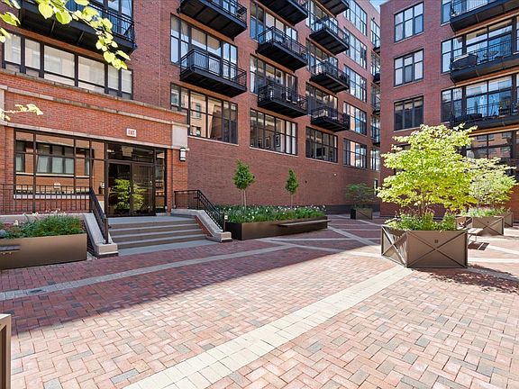 2nd image of 333 W Hubbard St APT 605