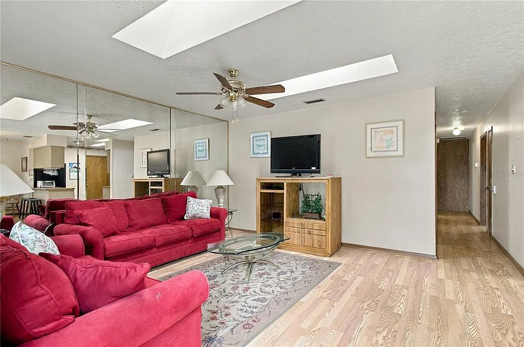 2 bed, 1.0 bath, 1404 sqft, $2,600 — Photo 3