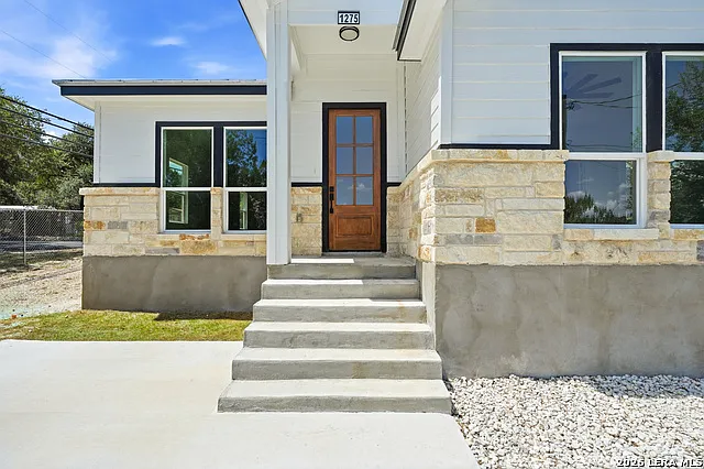 3 bed, 2.0 bath, 1549 sqft, $2,300 — Photo 2