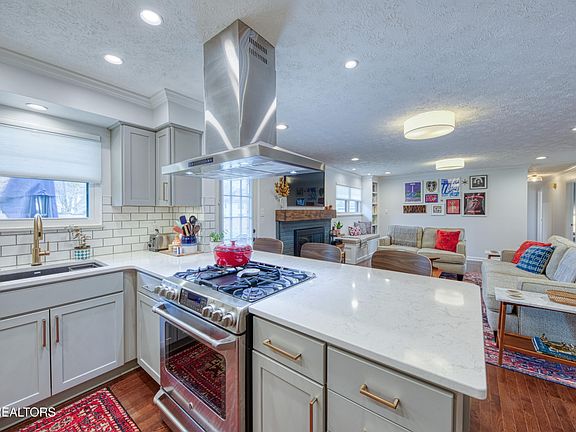3rd image of 5936 Clearbrook Dr