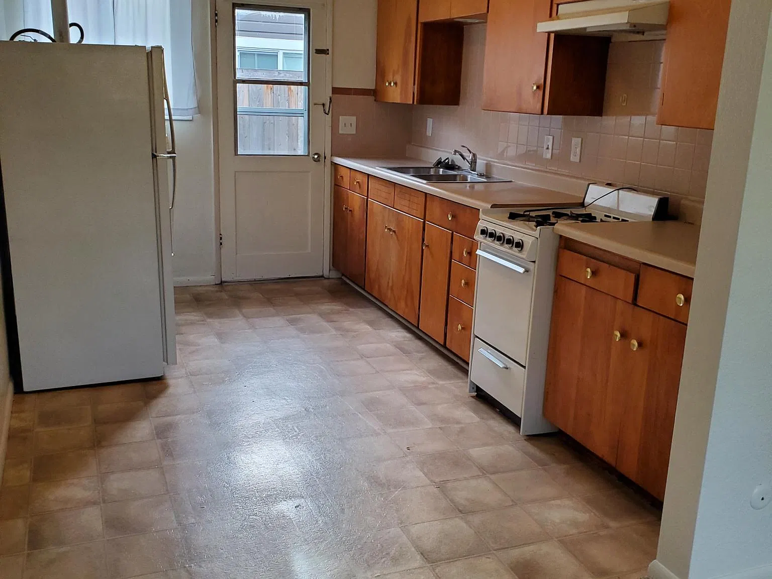 2 bed, 700 sqft, $1,300 — Photo 2