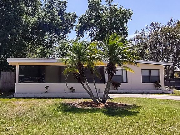 2nd image of 302 Oakwood Ct