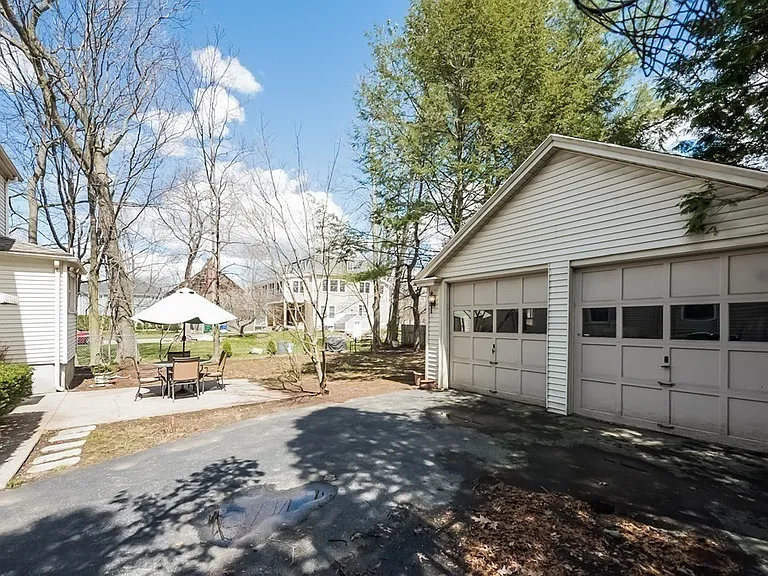 62 Evergreen Ave — Photo 2