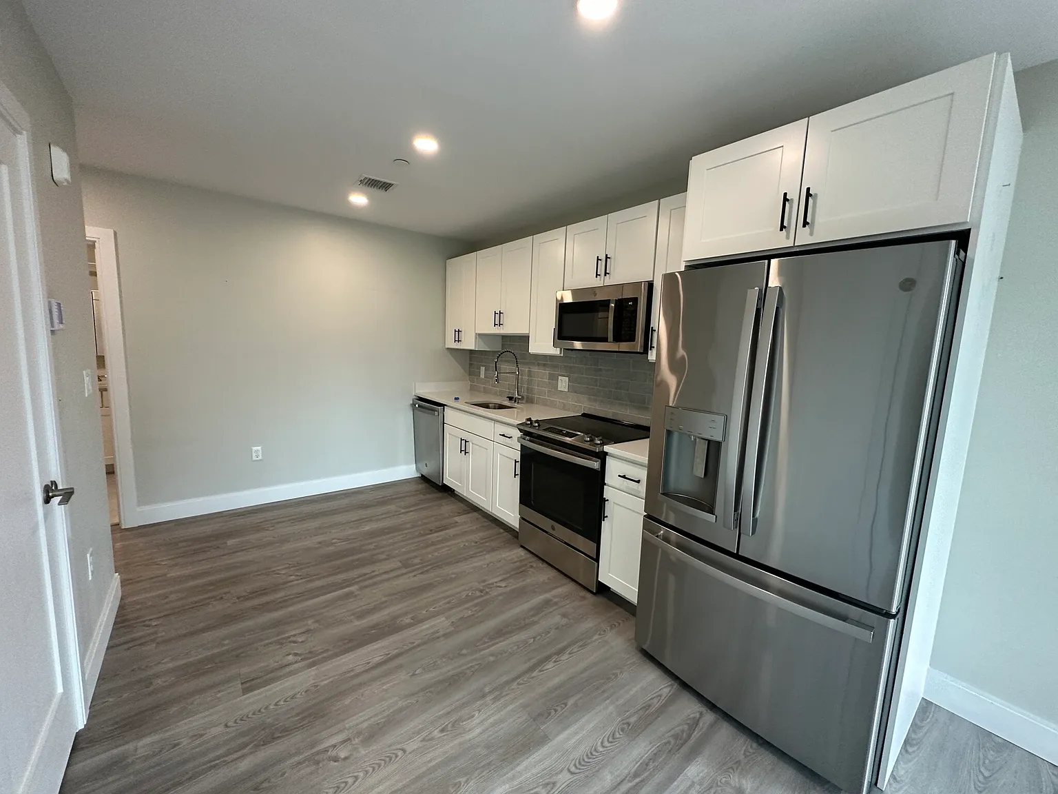 2 bed, 1.0 bath, 856 sqft, $3,620 — Photo 2