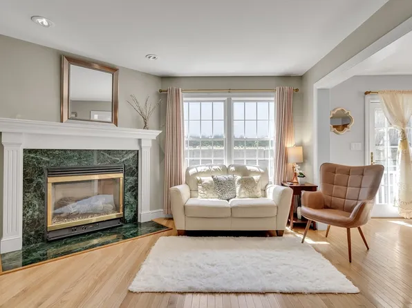 8 Edgemoor Cir, Wellesley, MA 02482