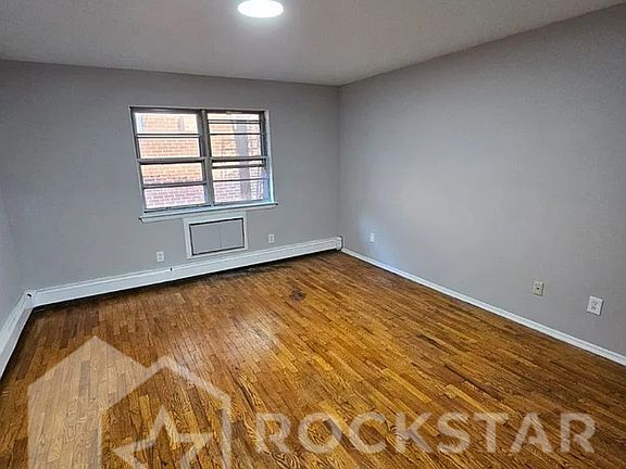 4th image of 52 W Stratford Pl #4