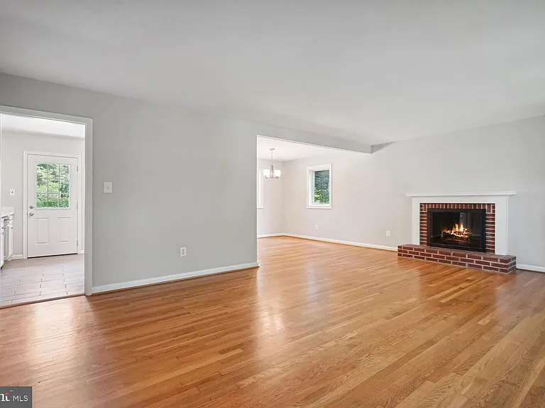 1633 Warner Ave — Photo 2