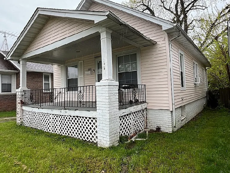 1329 E Riverside Ave — Photo 2