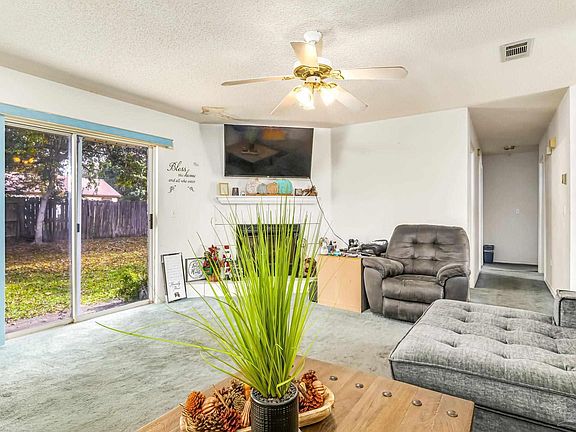 5th image of 703 Maple Woods Cir