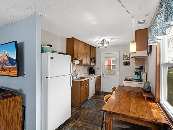 5th image of 1330 W 1st Pl