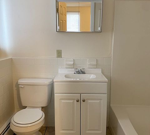 5th image of 2060 Warwick Ave #1