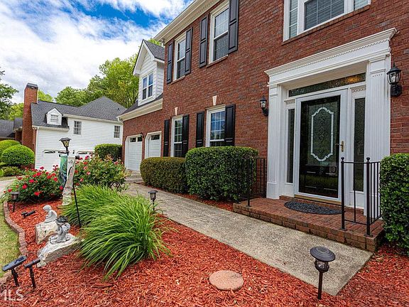 3rd image of 2370 Netherstone Dr NE
