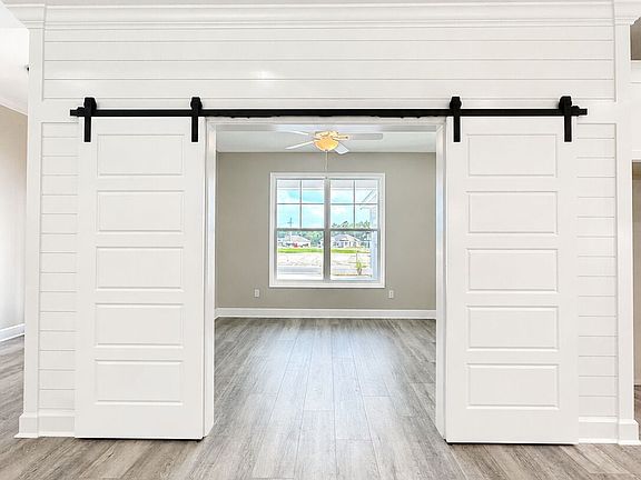 5th image of 186 Verano St