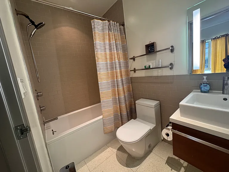 En suite bath 3