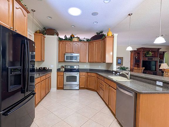 3rd image of 285 Harmony Ln