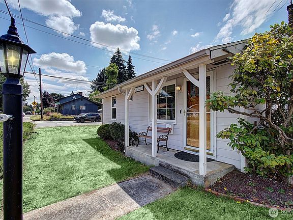 3rd image of 3121 E McLoughlin Boulevard