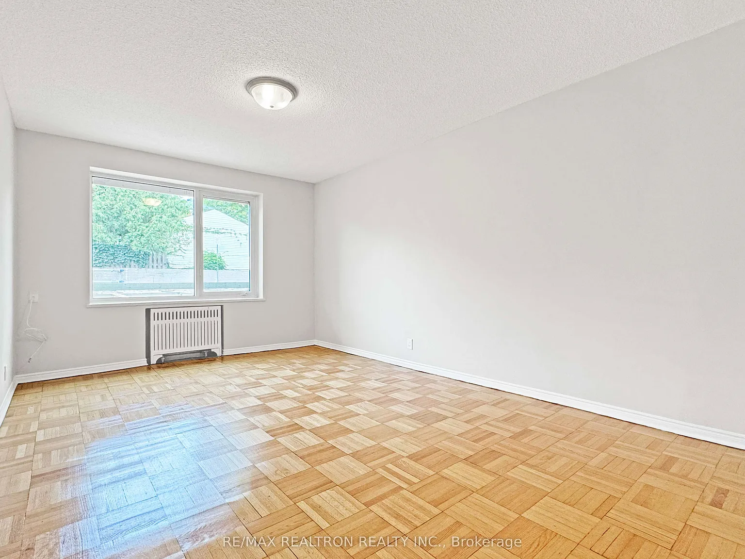 990 Avenue Rd — Photo 1