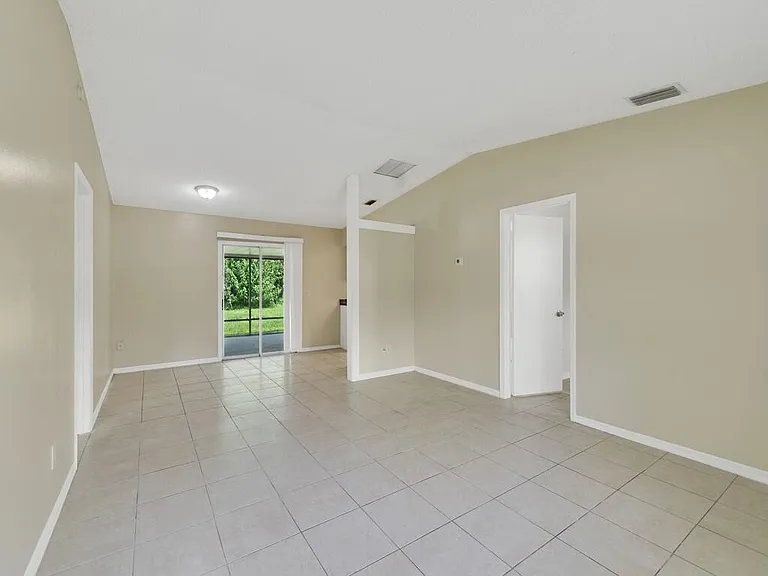 205 SW Voltair Ter — Photo 10