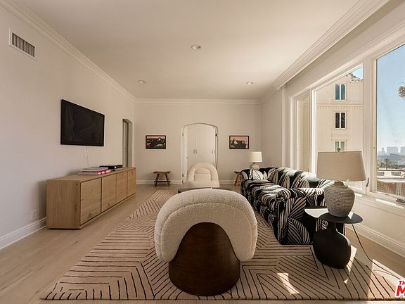 2nd image of 1424 N Crescent Heights Blvd Unit 54