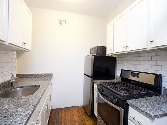 4th image of 1367 E 53rd St #402
