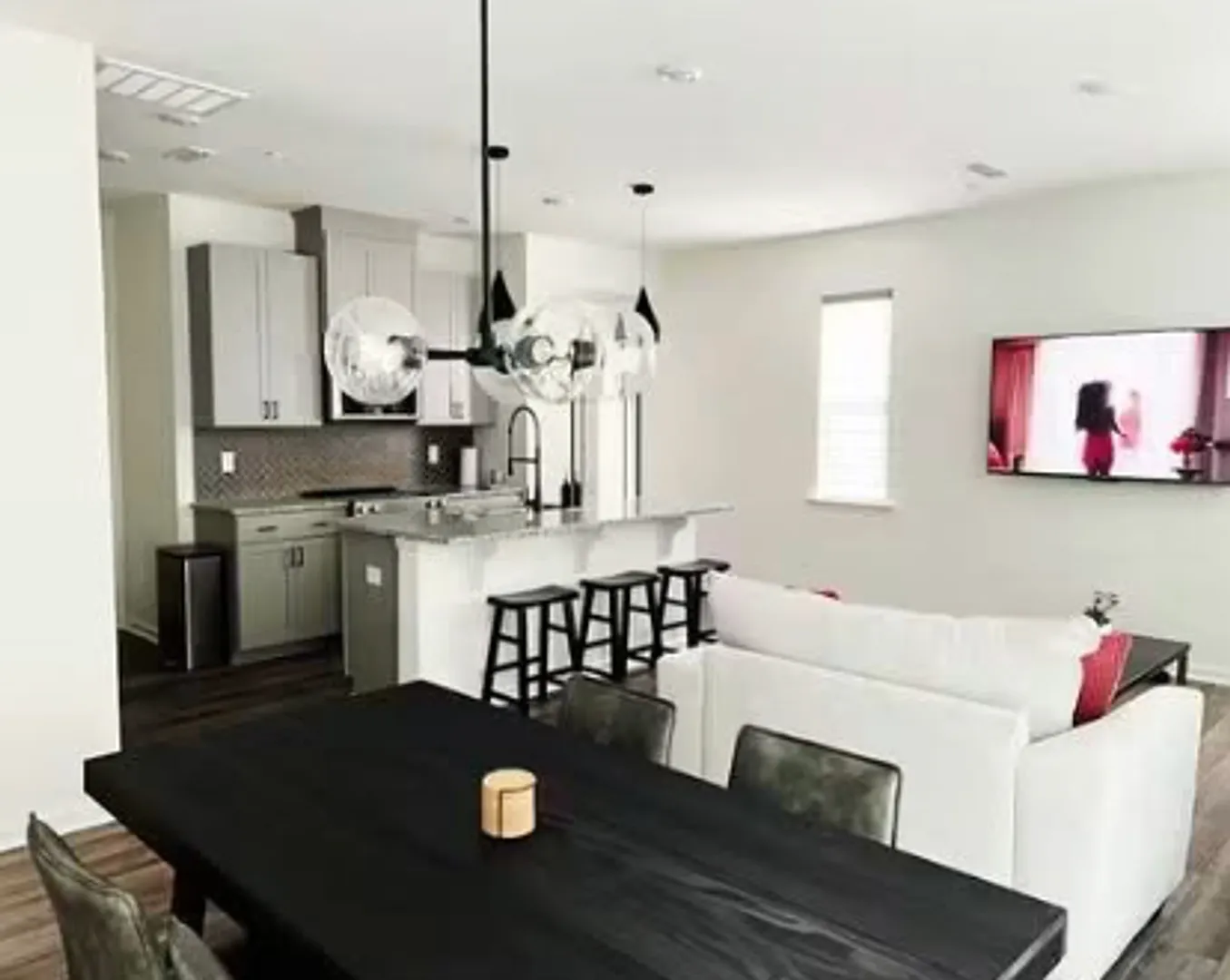 Room in 4 Bedroom Home in Chapel Hill — Photo 2