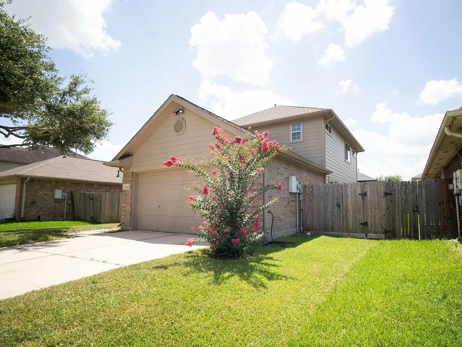 3 bed, 3.0 bath, 1700 sqft, $2,000 — Photo 2