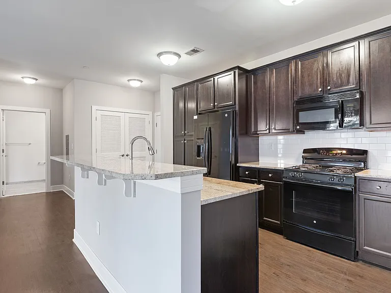 Essex Chase Apartments — Photo 17