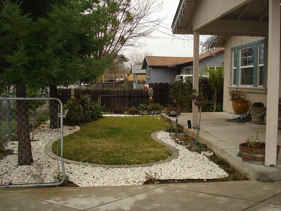 2nd image of 916 S Adelbert Ave
