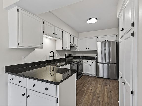 2nd image of 2876 Castleford Ct