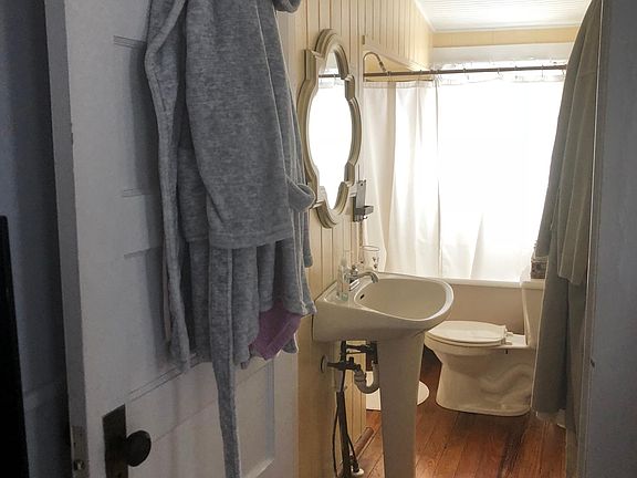 3rd image of 432 2nd St S Ste 2