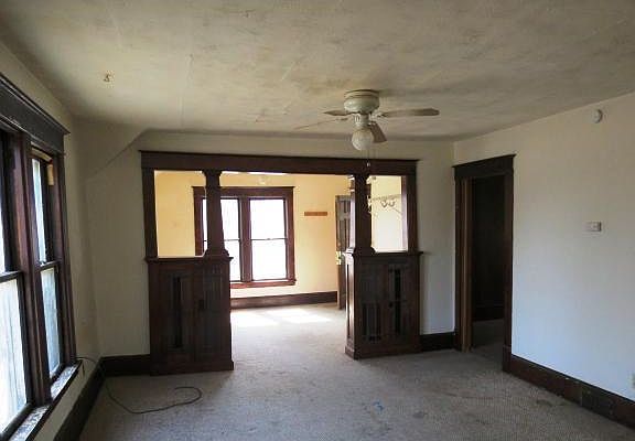 4th image of 995 Geranium Ave E