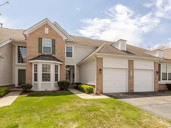 5710 Pinecroft Ct, Clarkston, MI 48346