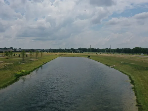 1627 Mill Pond Ln, Franklin, IN 46131