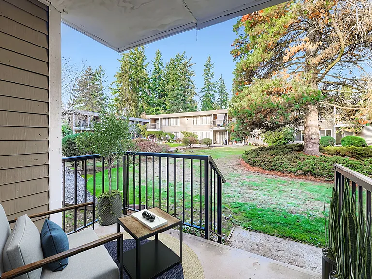 Beautifully Renovated 1 & 2 Bedroom Apartments in Lynnwood! — Photo 22